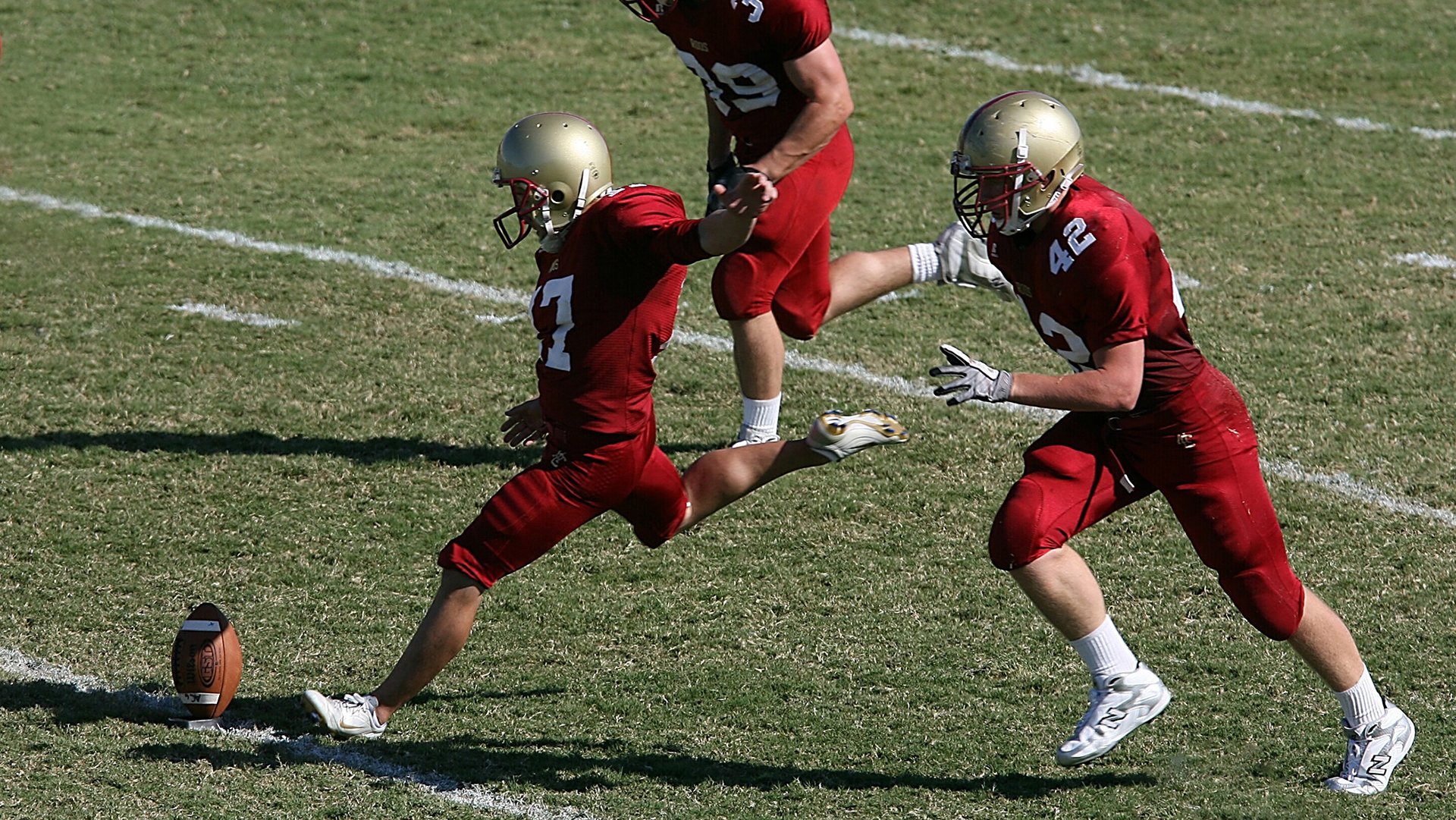 开云体育官方-美式足球是如何制作出来的，美式足球是什么形状